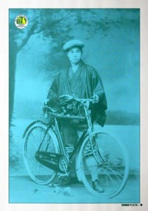TAKEFU Knife Village 展ー越前打刃物の新しい手技モノー（AXIS展）のポスターで明治時代の自転車での刃物行商人の写真を使用した。