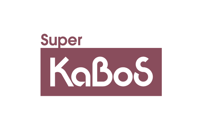 横長長方形の色面の中にKaBoSロゴが白抜き。その上に沿ってSuperが色文字で接している。