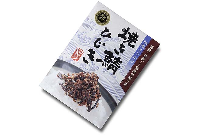 越前三國湊屋「焼き鯖ひじき」佃煮ふりかけ、醤油名匠表示ラベル。ご飯にふりかけをのせたアップ写真、背景は染め付け風波模様。封筒構造。