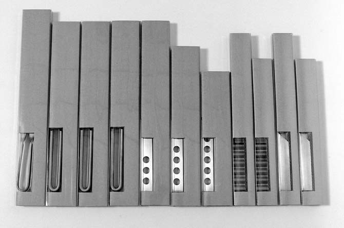 TAKEFU (fluctus,bibax,culeus,exsector）のパッケージシステム（pipetteシリーズ）。ダンボールで挟んだ各ナイフが11本立って並んでいる。計測器のピペットに似ている。